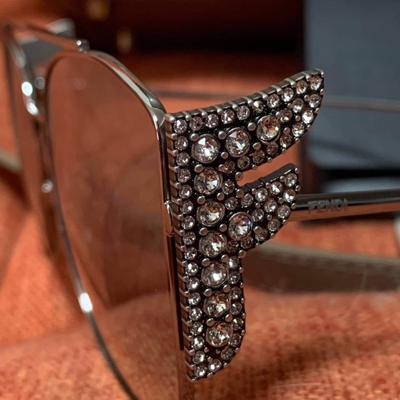 Fendi sunglass - Picture 3 of 4